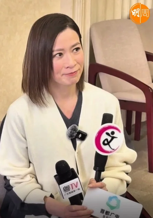 阿佘強顏歡笑。