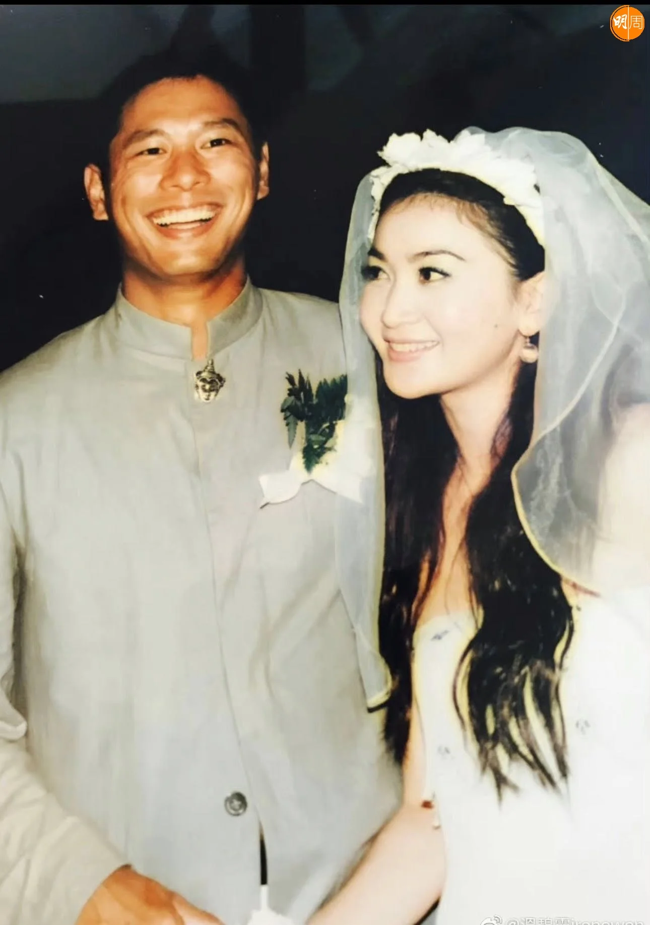 溫碧霞於2000年10月1日在布吉島舉行婚禩。