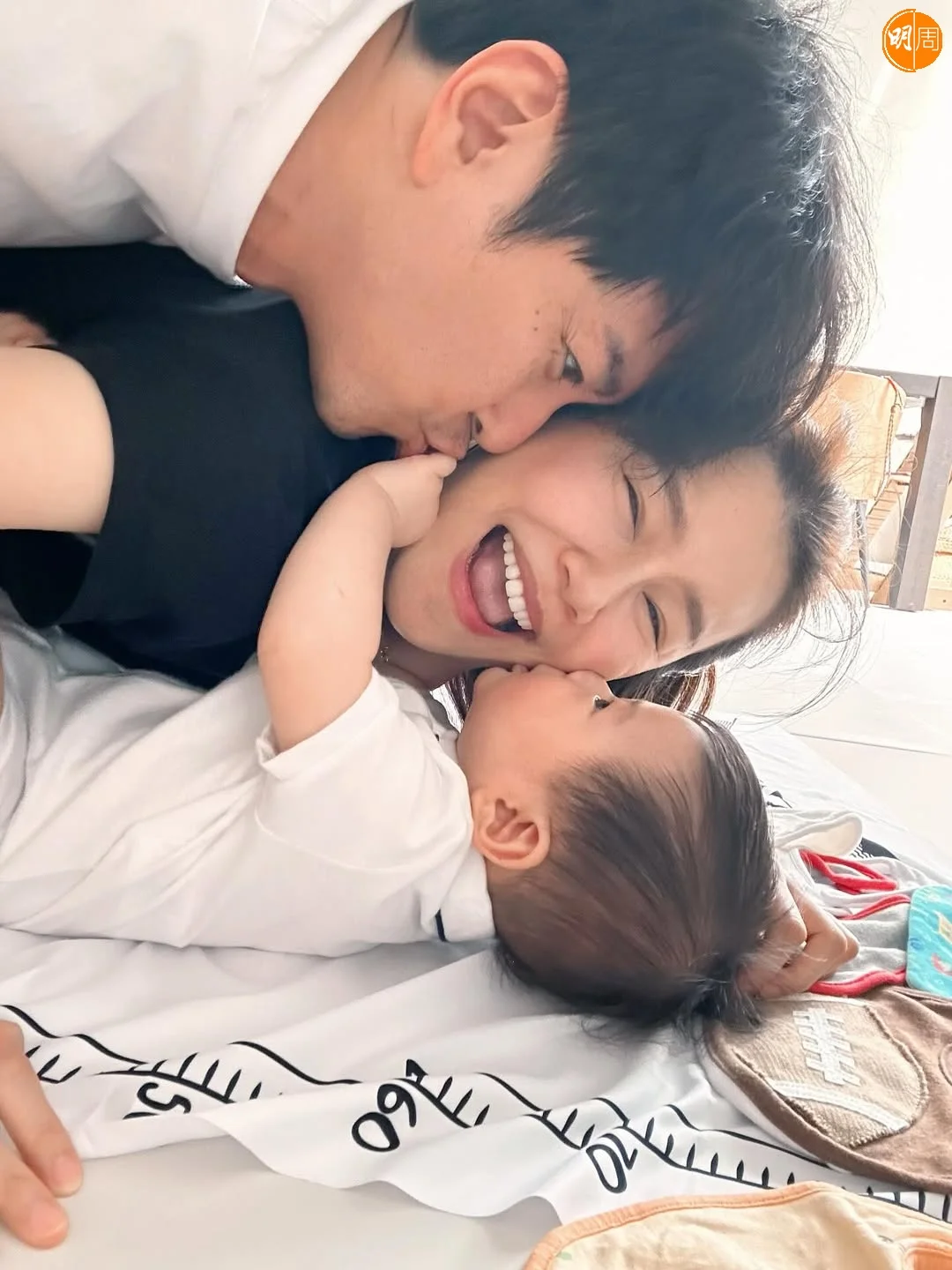 蕭哈哈擋開阿爸唔准錫媽咪。