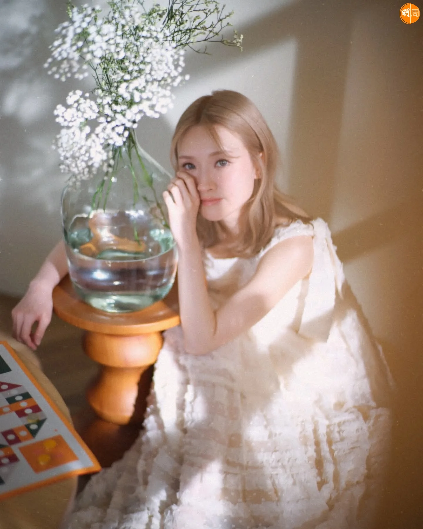 Mag在2010年參加《超級巨聲2》奪冠入行，本來星途一片璀璨，但她不堪壓力，患上情緒病加上失聲，令她不得不把事業暫緩。