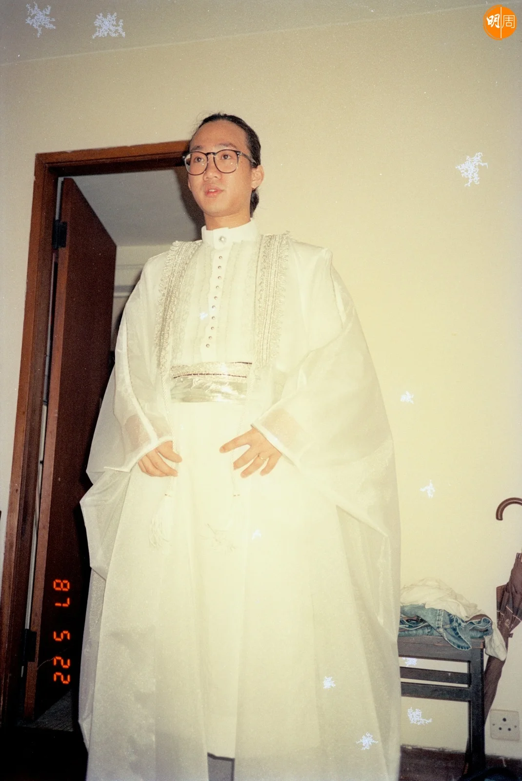 87年家駒為《Beyond超越亞拉伯演唱會》試衫，攝於設計師家中。