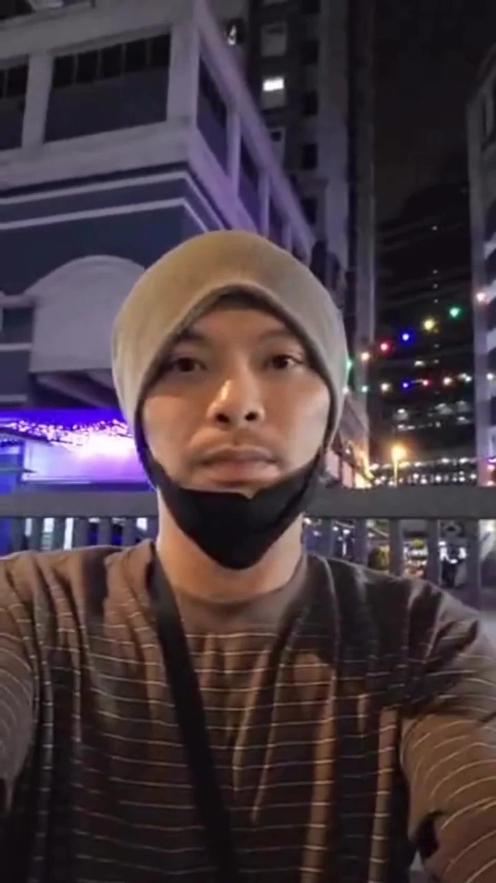 黃明志在警局門外自拍。