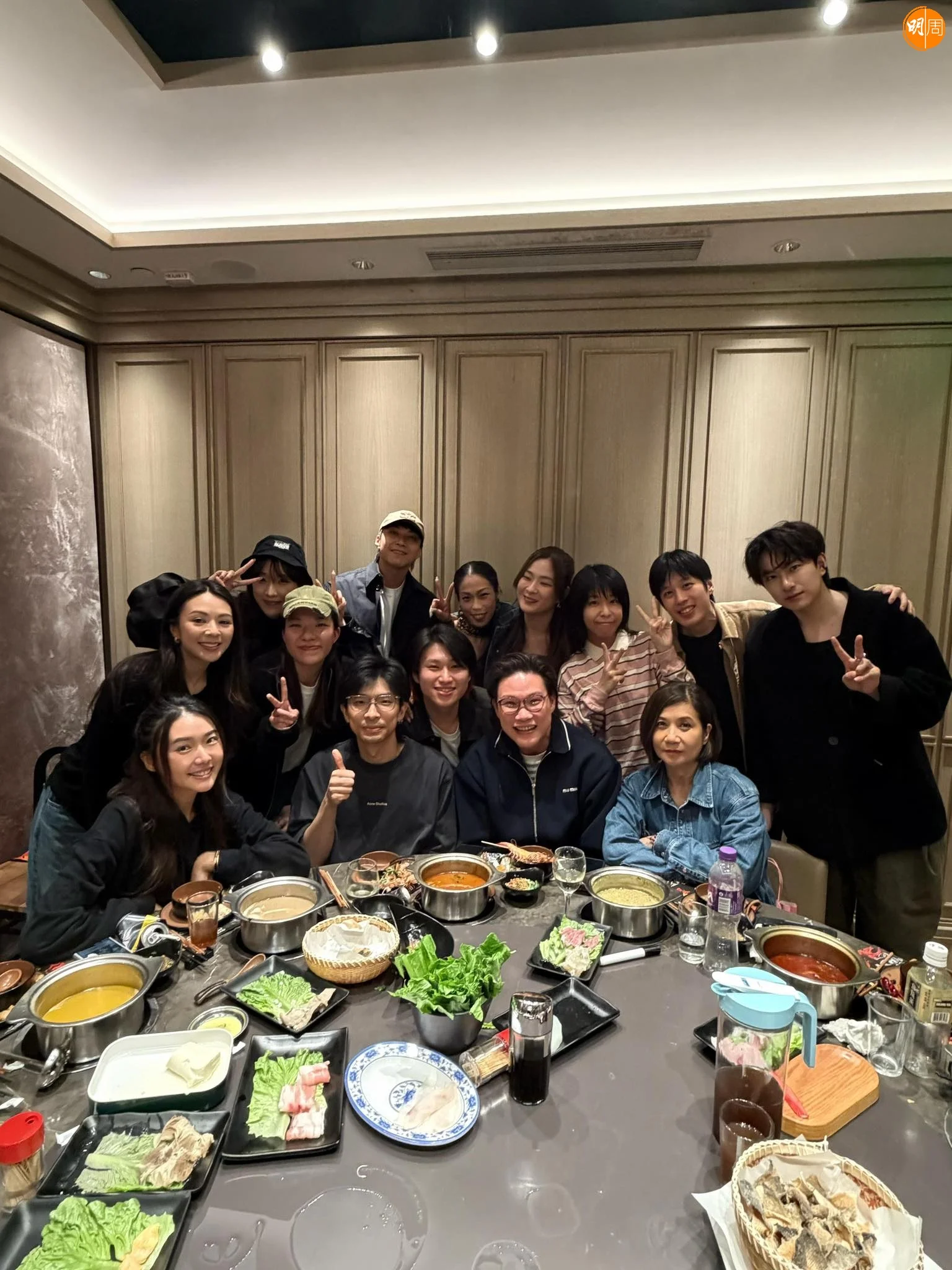 蘇永康跟他的團隊慶功。