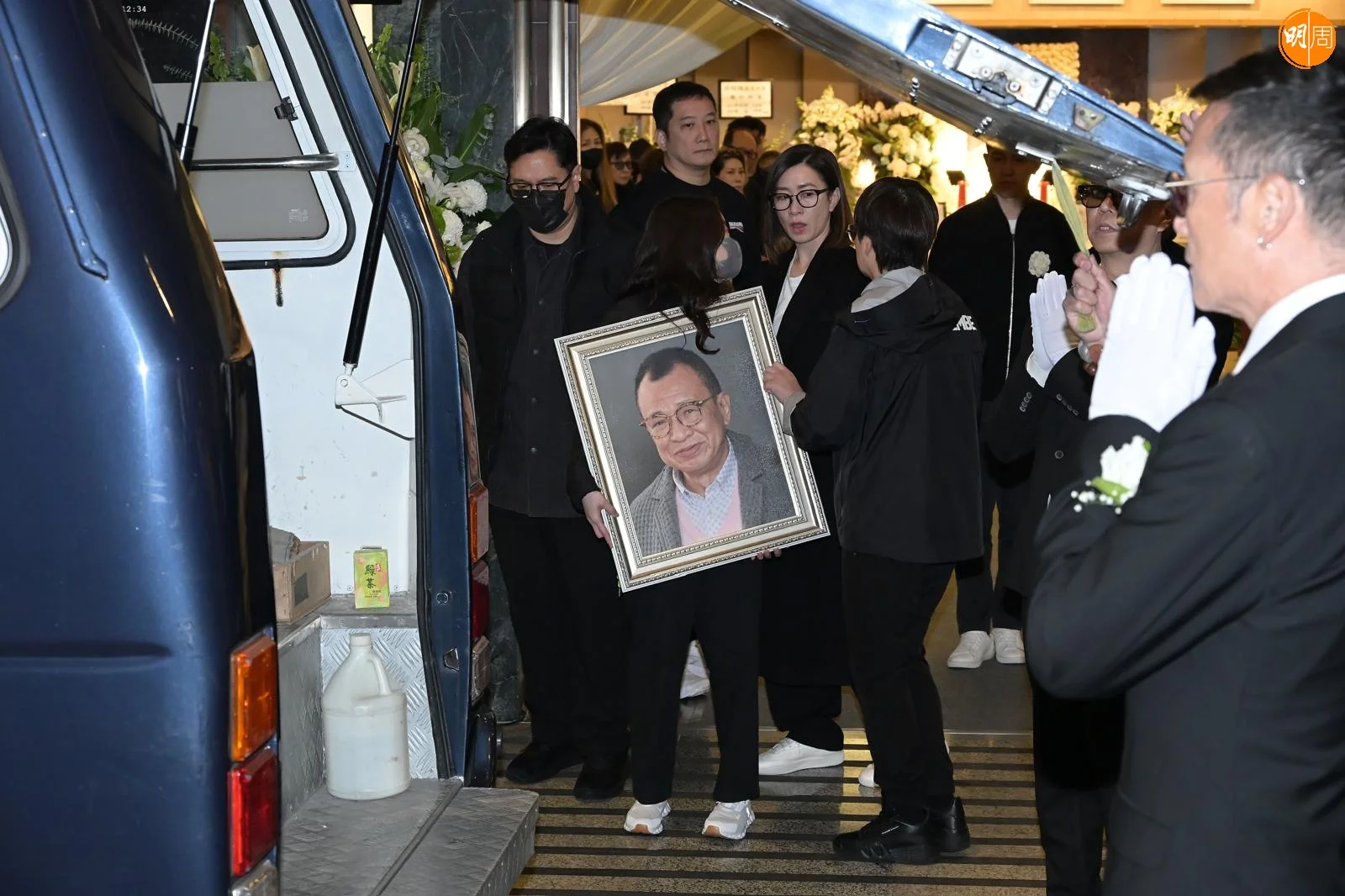 許紹雄女兒許惠菁手捧父親遺照,佘詩曼陪在身旁。