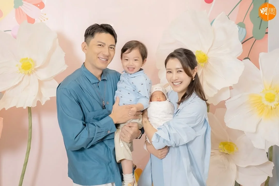 袁偉豪、張寶兒與兩個囝囝好幸福。