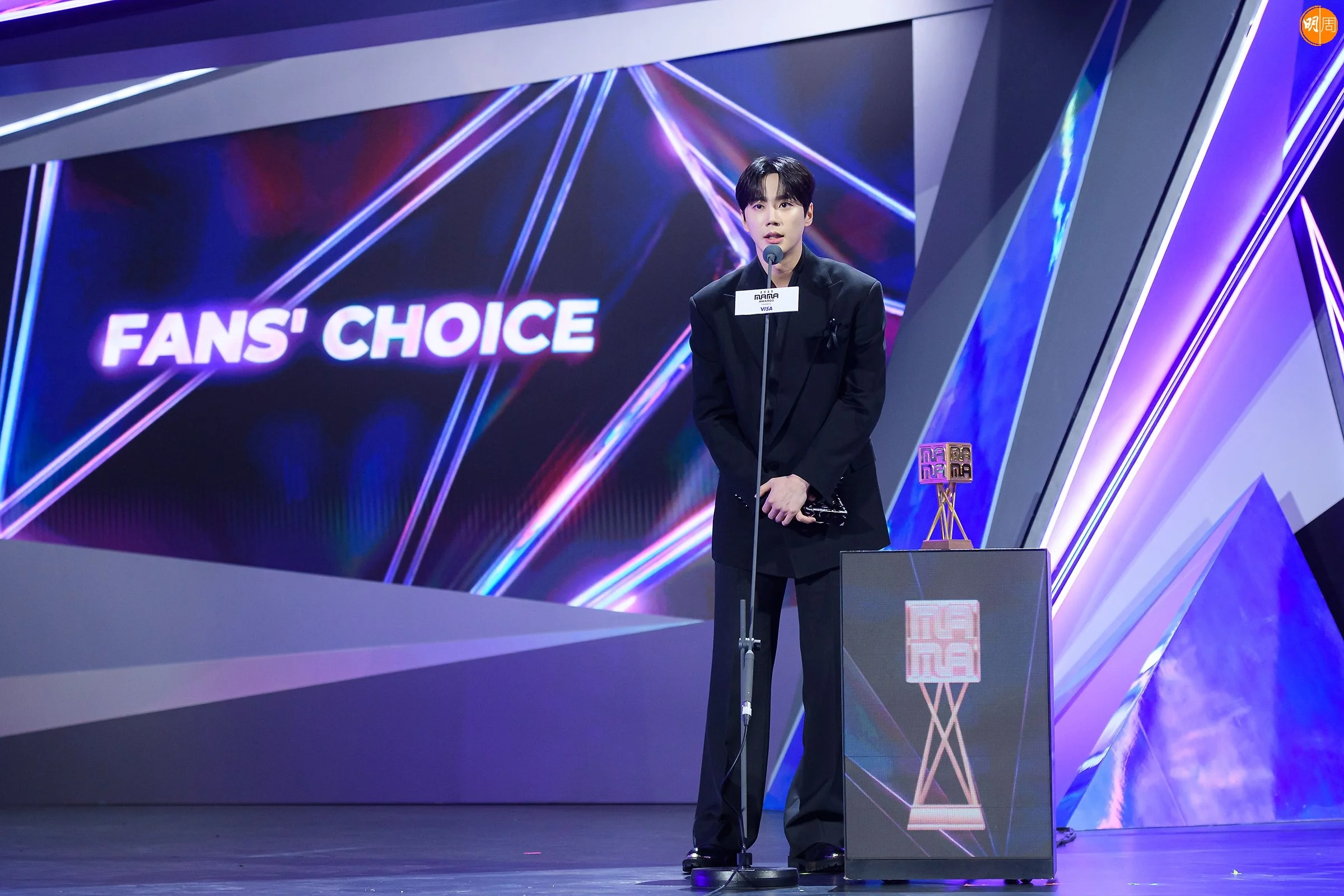 李濬榮擔任首位頒獎嘉賓