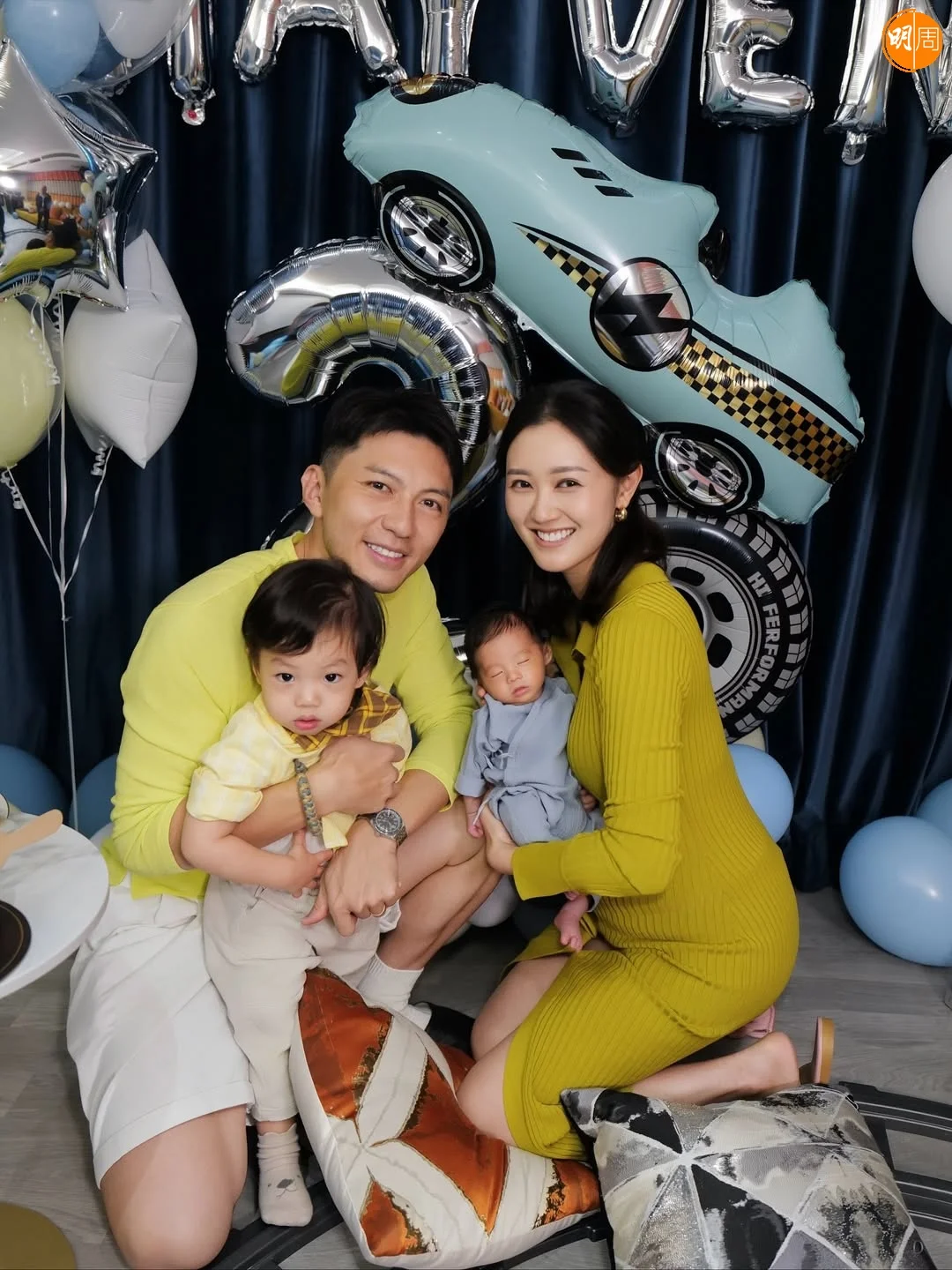 一家四口好幸福。