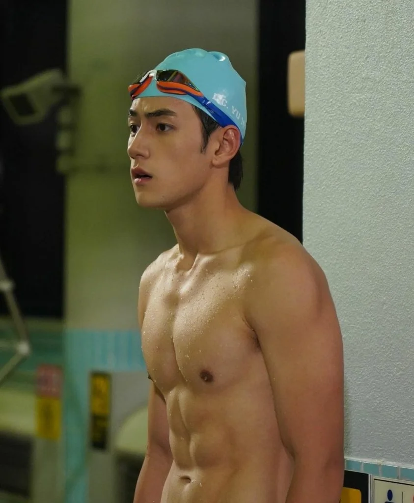 拍《I SWIM》首次操出腹肌，他笑言很感動。