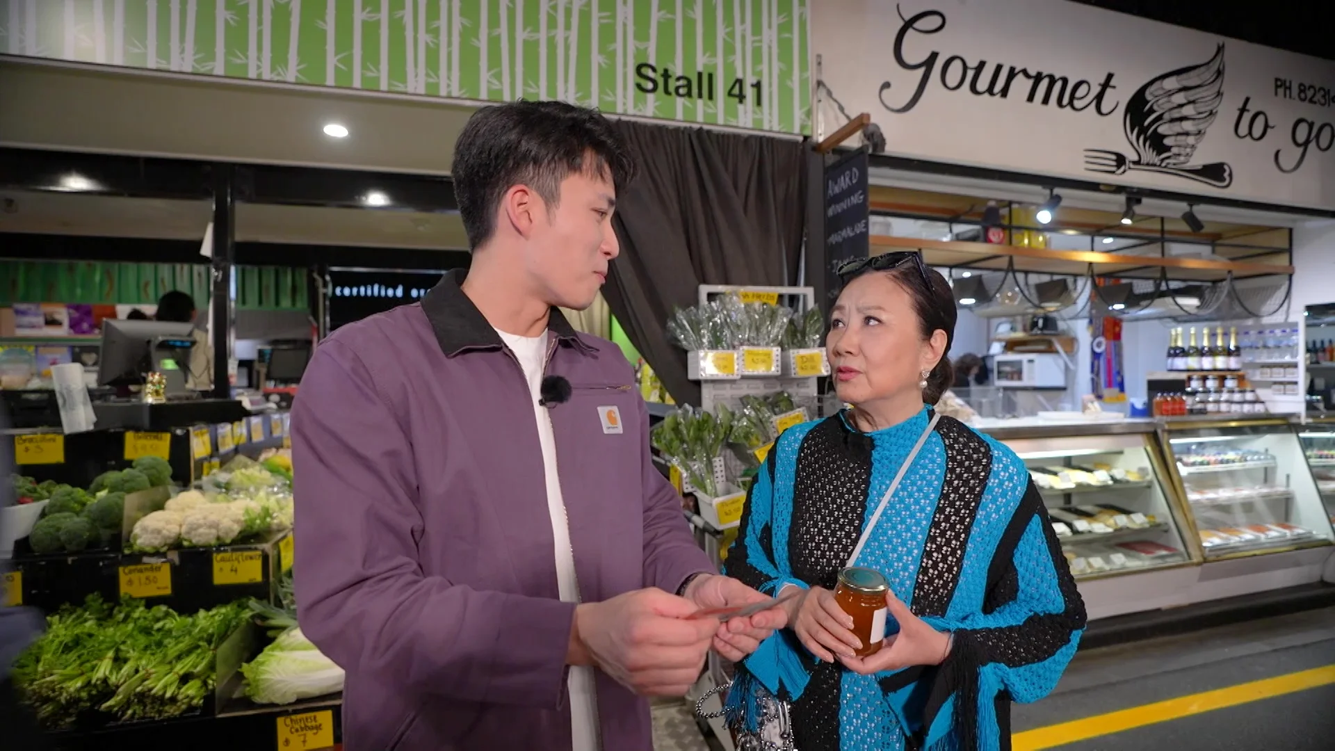 周嘉洛先帶阿姐到Central Market，二人挑戰用有限金額買意粉及蜆