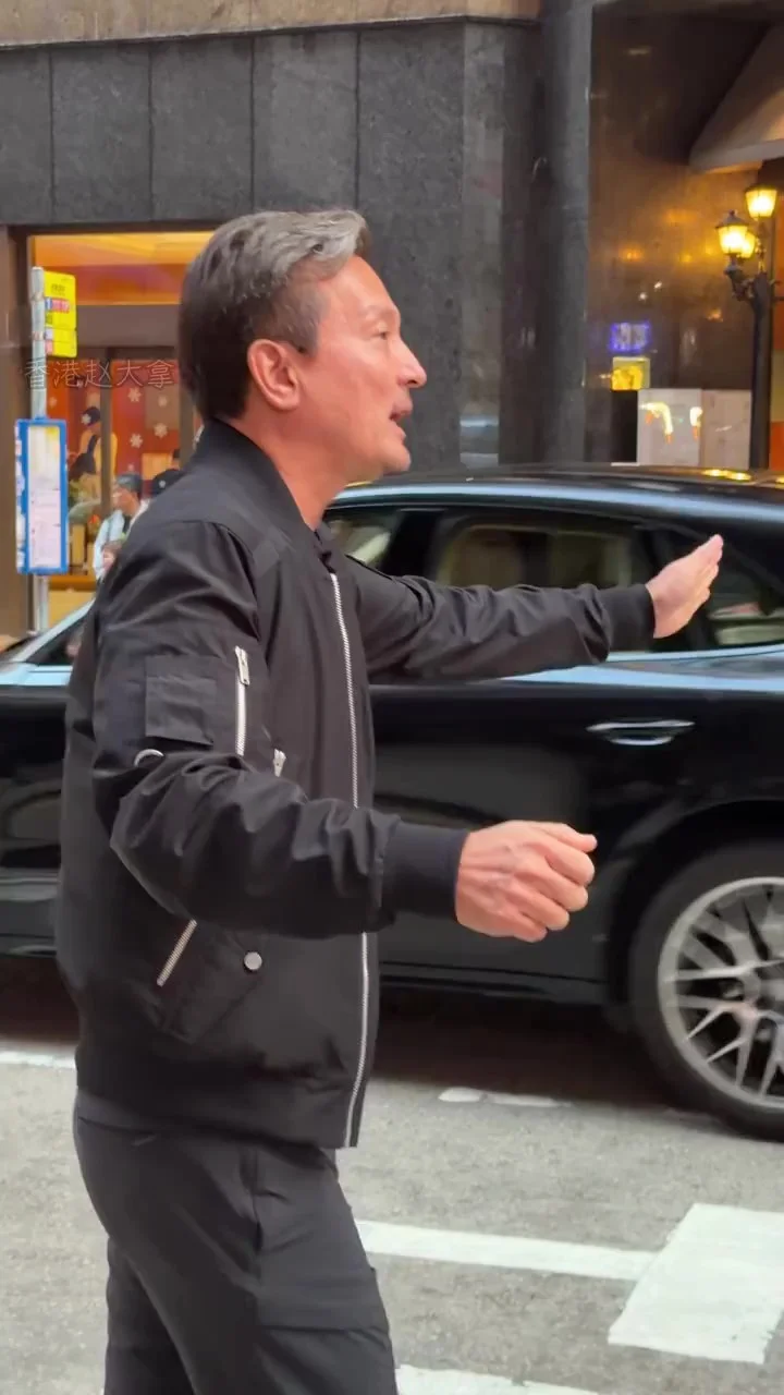 黃子雄被街頭偶遇幫女性友人截車。