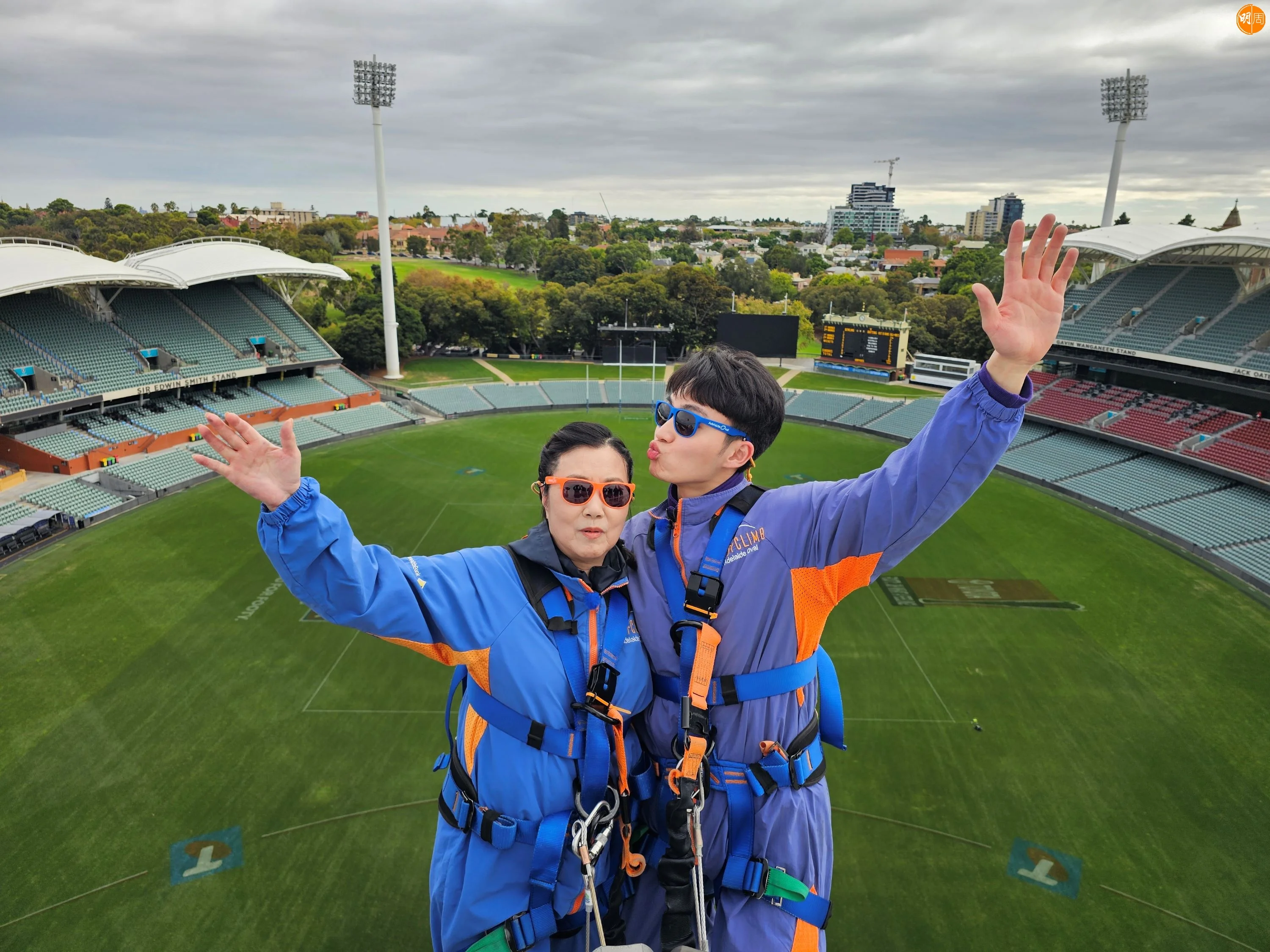 嘉洛帶阿姐登上Adelaide Oval 50米高空的橢圓球場，體驗Roof Climb。