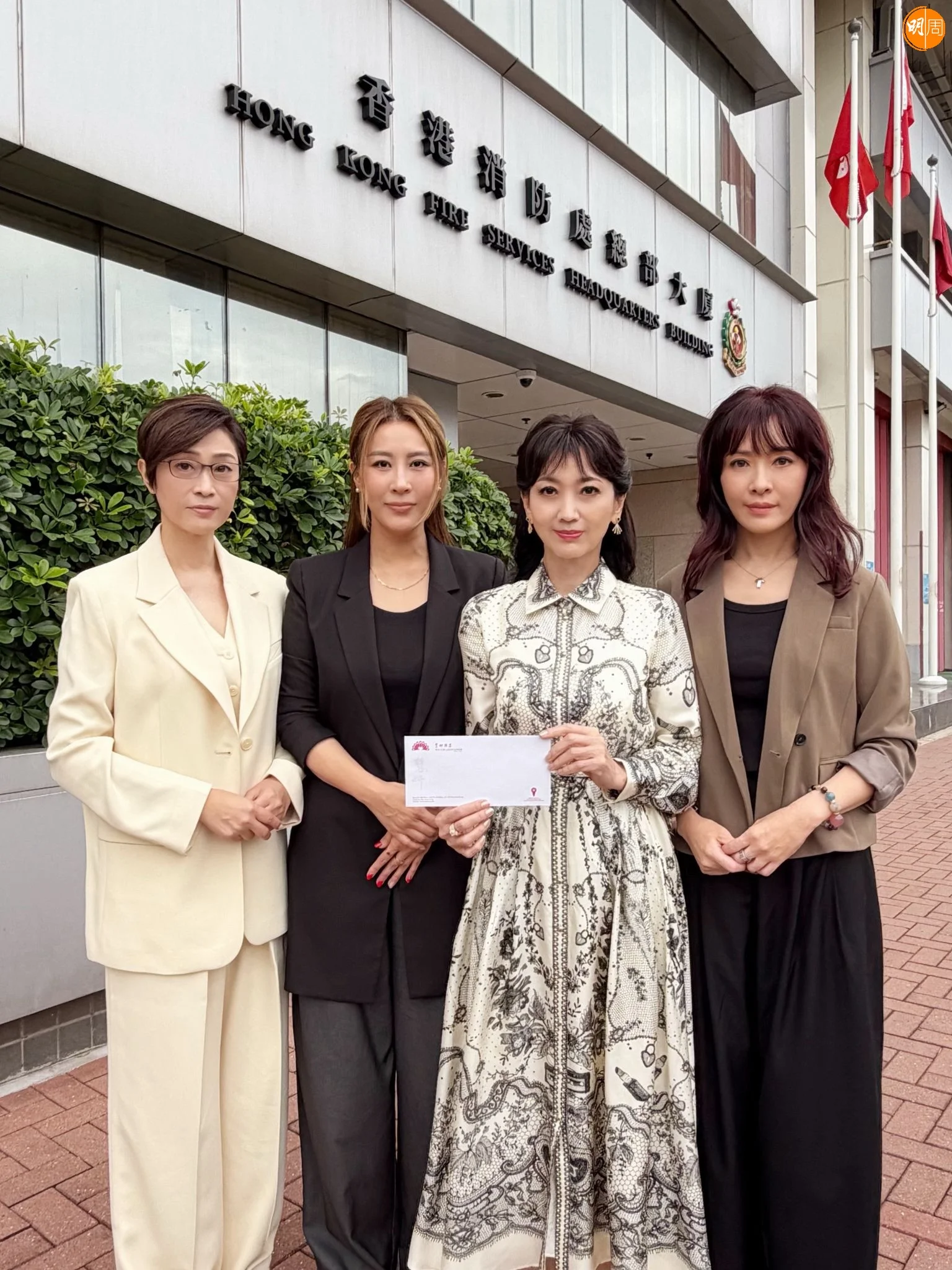 陳法蓉、曹敏莉、趙雅芝和向海嵐代表慧妍捐出善款。