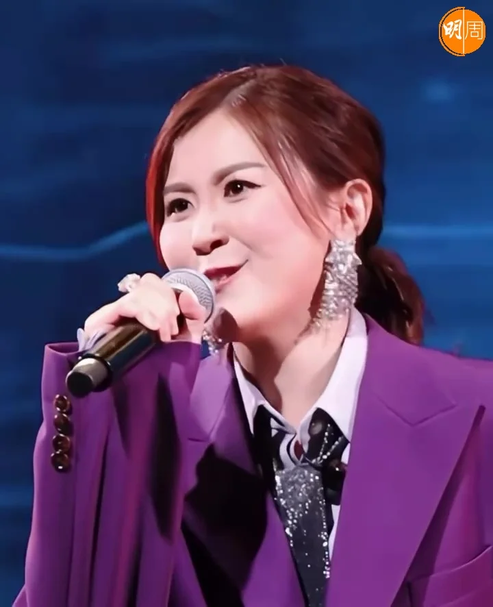 網民不明白為何要笑住唱此歌。