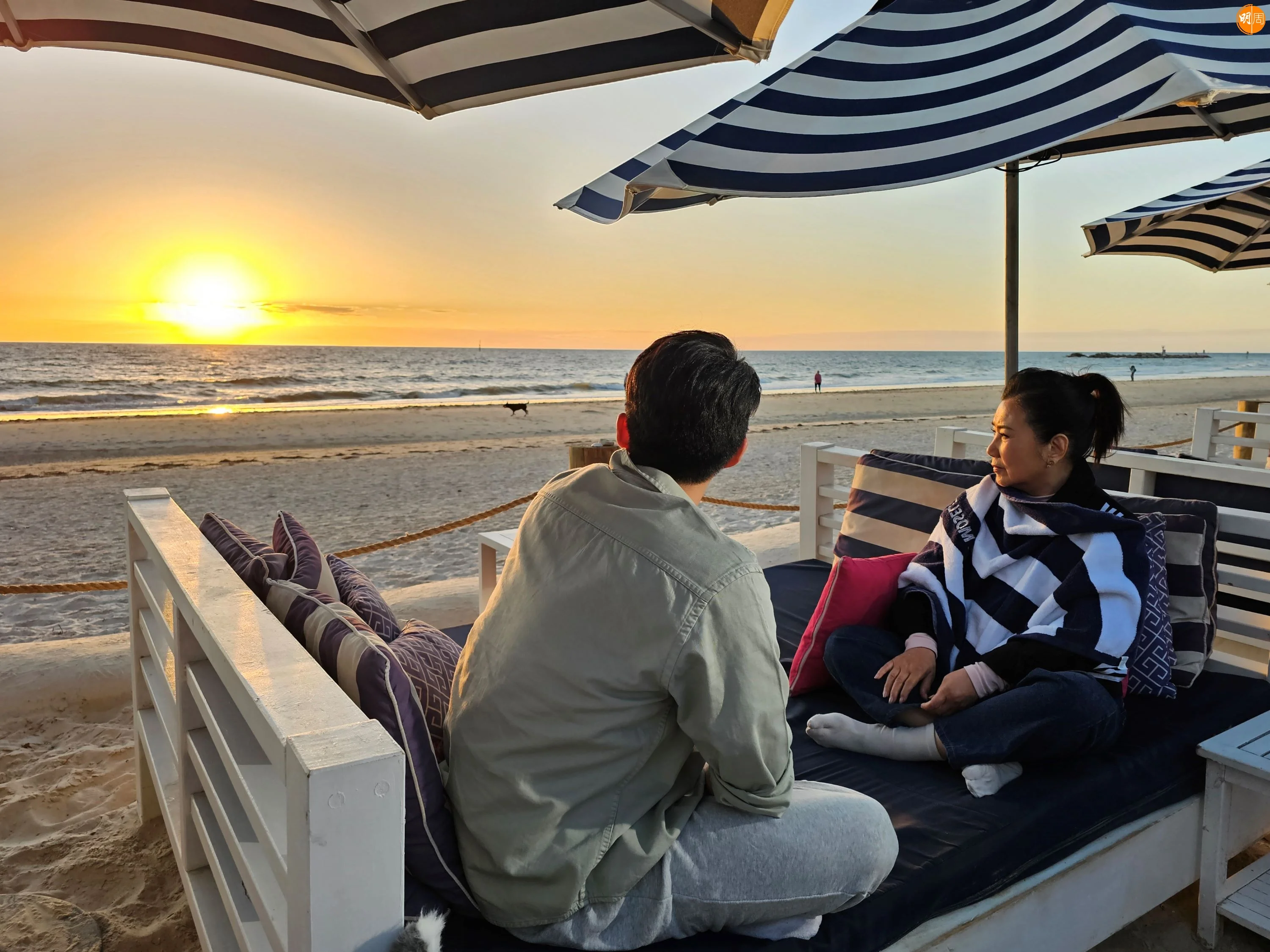 二人去到海灘睇住日落談心，互相送上禮物