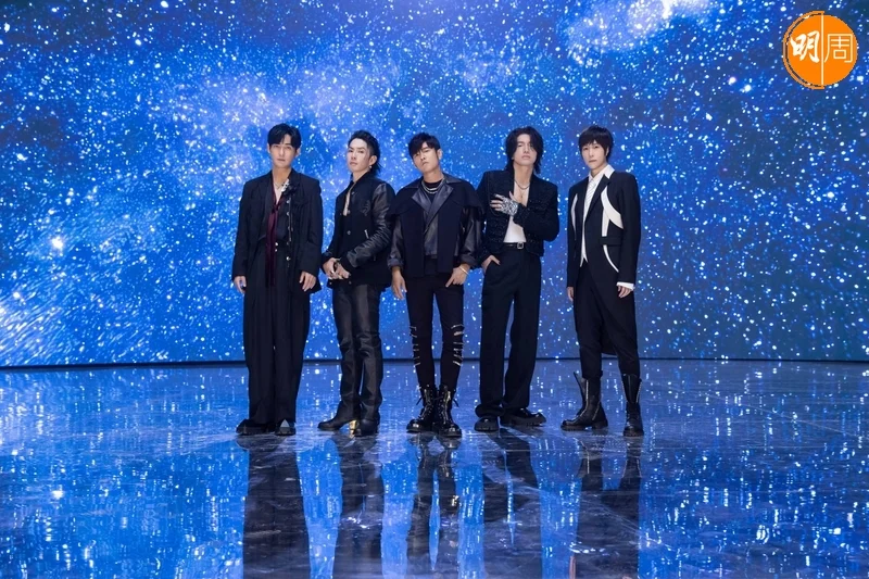 新歌加入了周杰倫和五月天隔信。