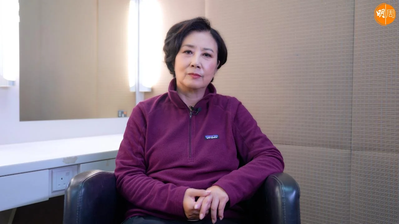 阿姐為是次災民打氣及慰問的片段