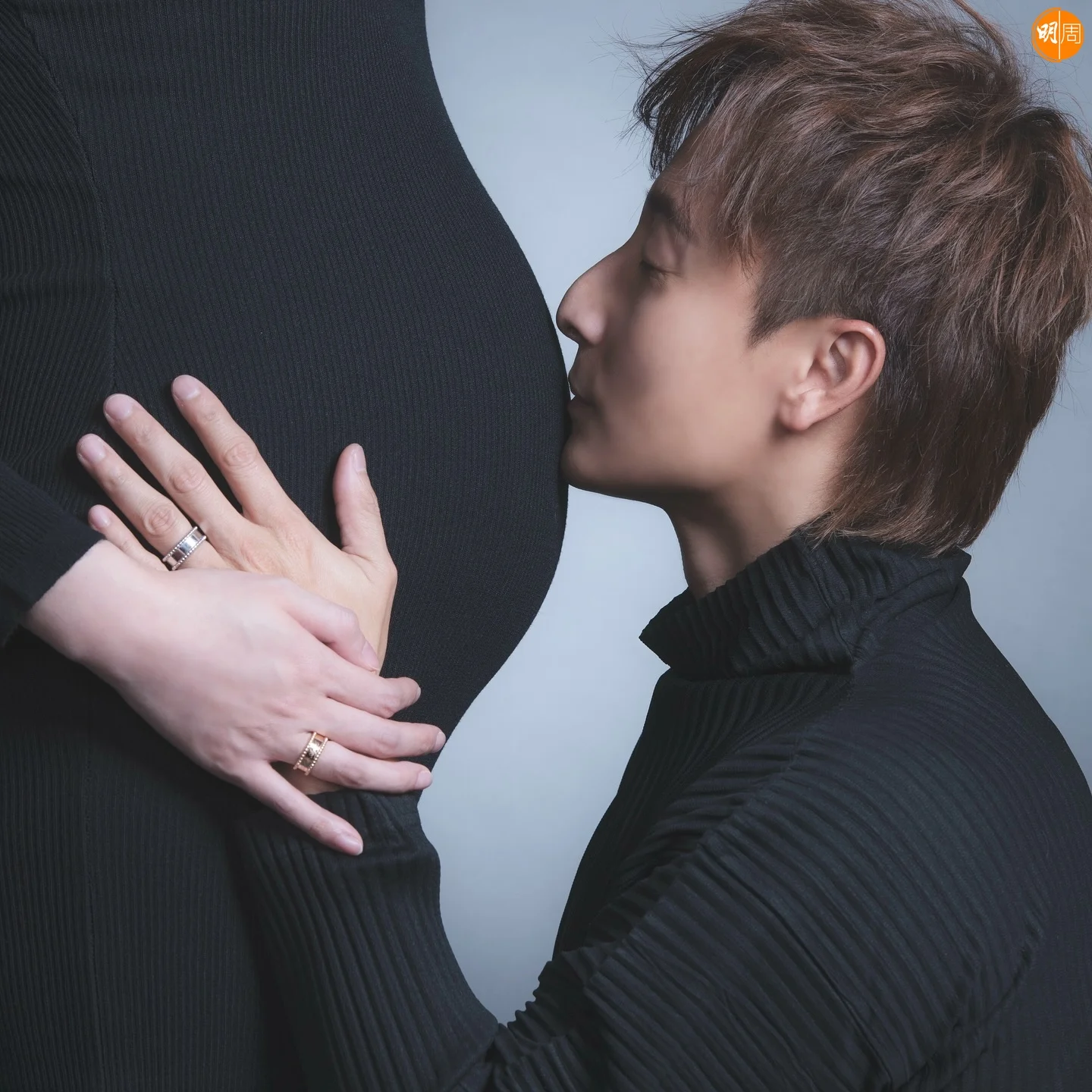 小方同太太影了一輯大肚照，但只能Post這一張。