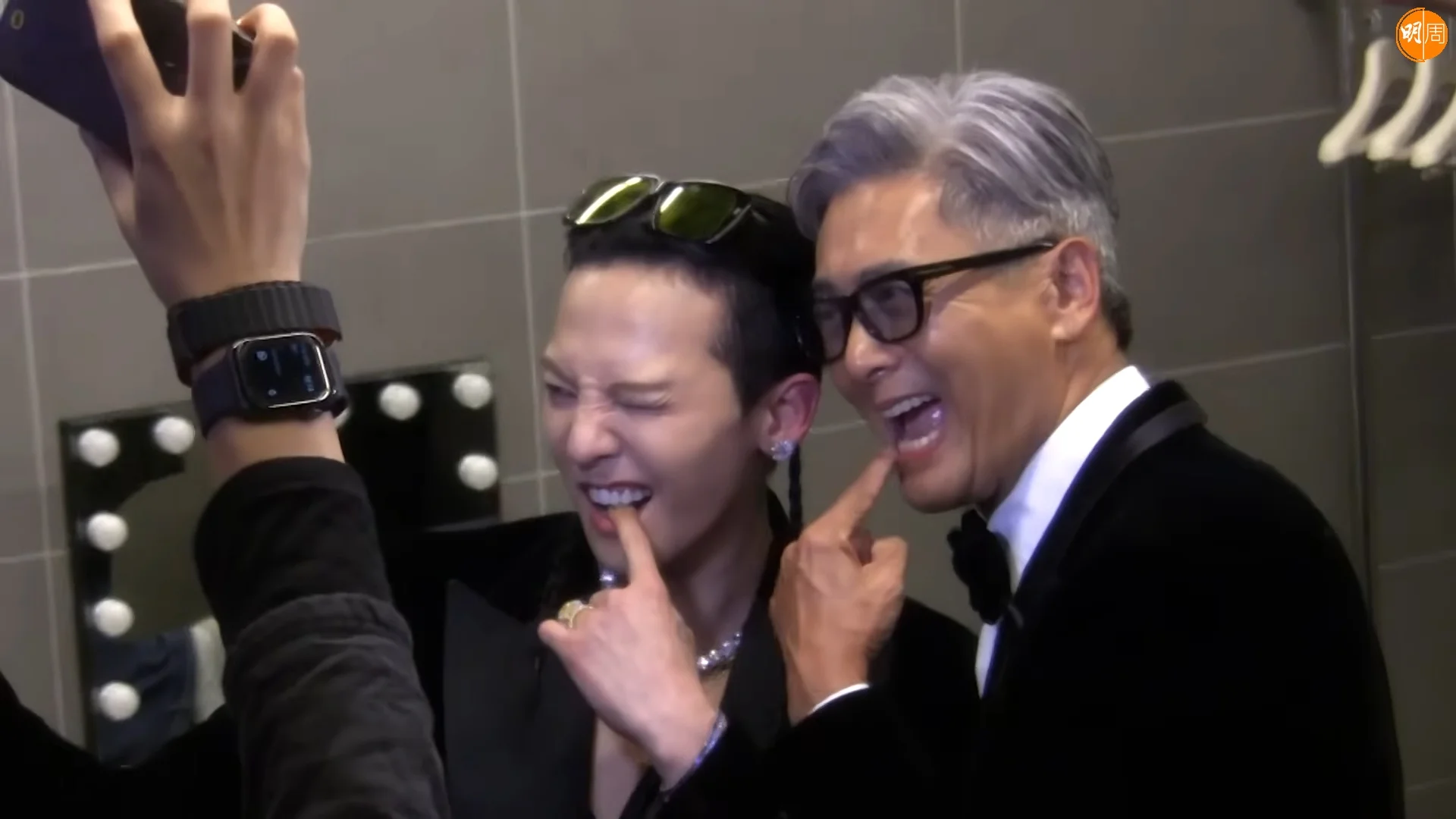 GD與頒獎人周潤發一起賣萌