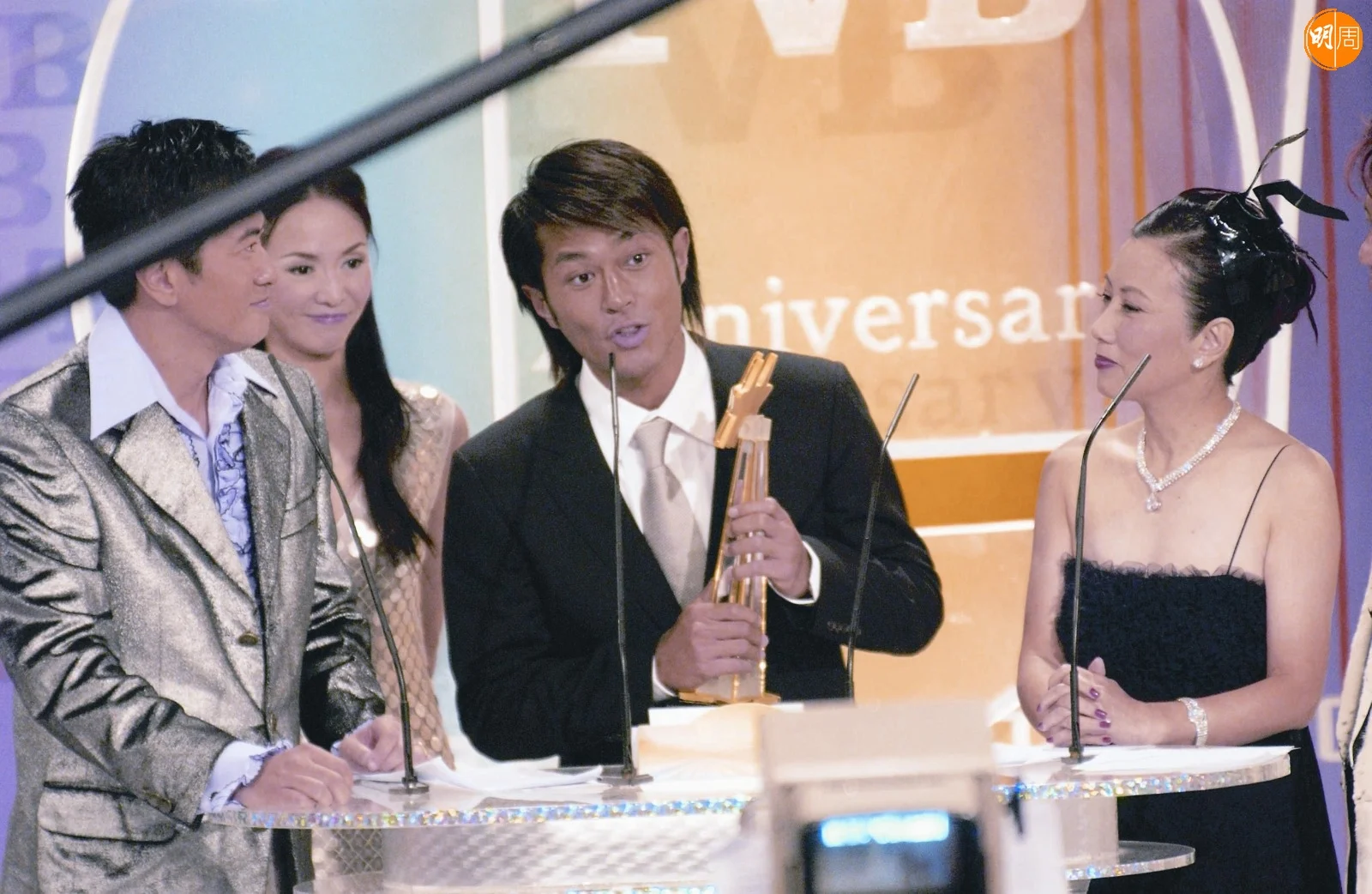 2001年,古天樂憑大熱劇集《尋秦記》奪得「本年度我最喜愛的男主角」及「本年度我最喜愛的電視角色」,成為雙料視帝。