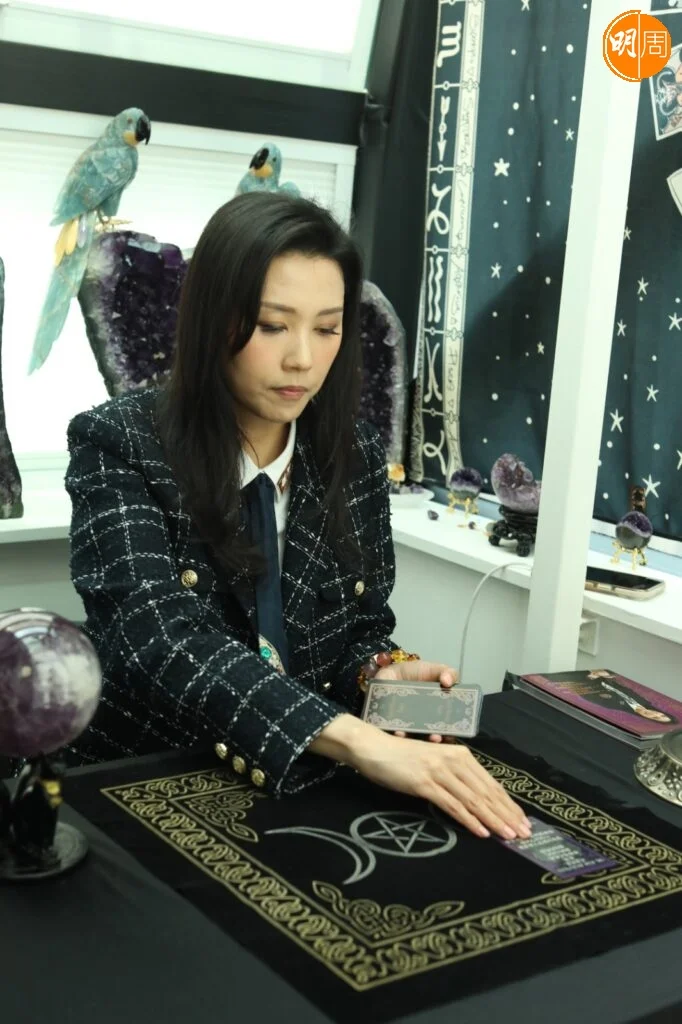 從藝人成功轉型占卜師 羅泳嫻生仔險喪命│羅泳嫻專訪 - 本地 - 明周娛樂