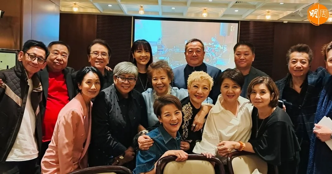 歐陽震華出席晚宴與友相聚 石修戴助聽器無損凍齡顏值 - 本地 - 明周娛樂