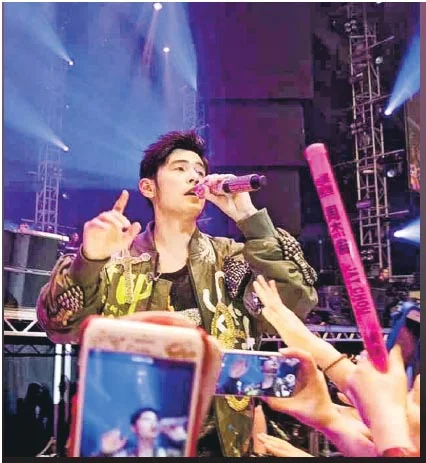 周杰倫所到之處都大受歡迎，他亦對歌迷非常照顧。（網上圖片）